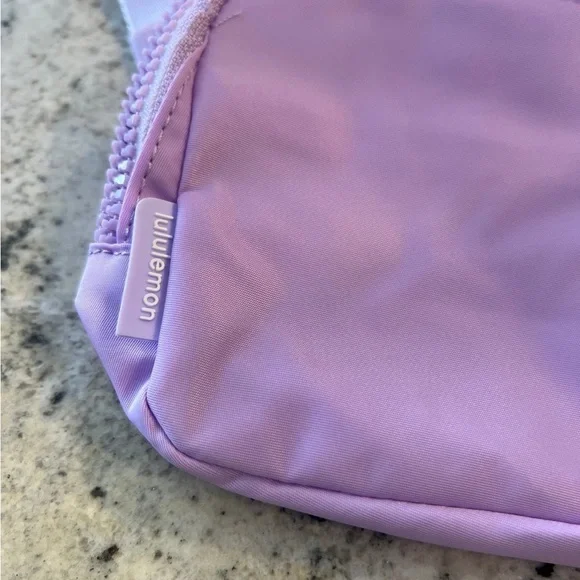 💜Lululemon Everywhere belt bag 1l Brand New in Purple lavender - Picture 3 of 6